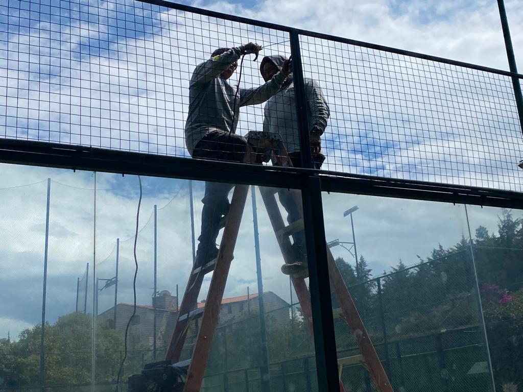 Mantenimiento cancha padel tenis